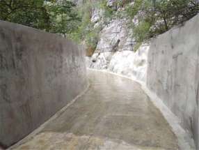 北京房山区“胜天渠”聚脲防水施工1
