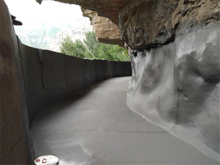 北京房山区“胜天渠”聚脲防水施工2